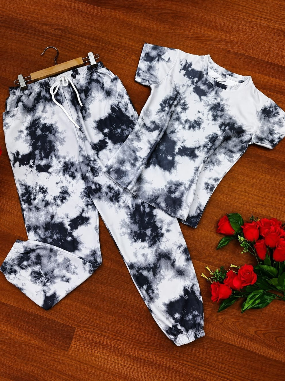 Nightsuit for womens, Lapel Neck, Below Waist length, Short Sleeves