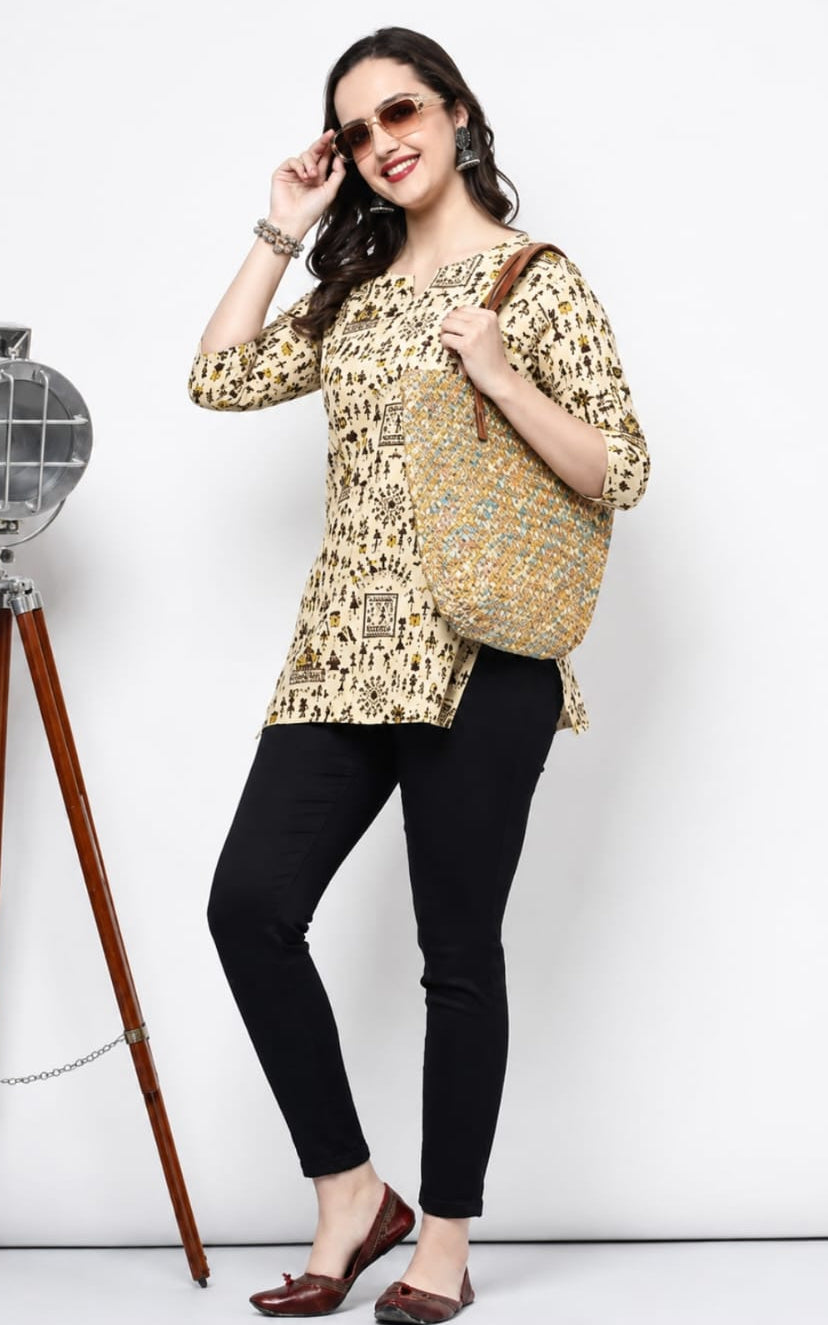 Cotton blend short kurti in V-neck, sleeves length is three quater